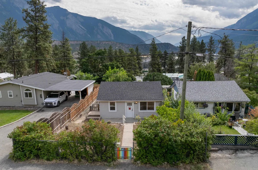 House for sale at 444 Victoria Street Pemberton British Columbia - MLS: R3159828