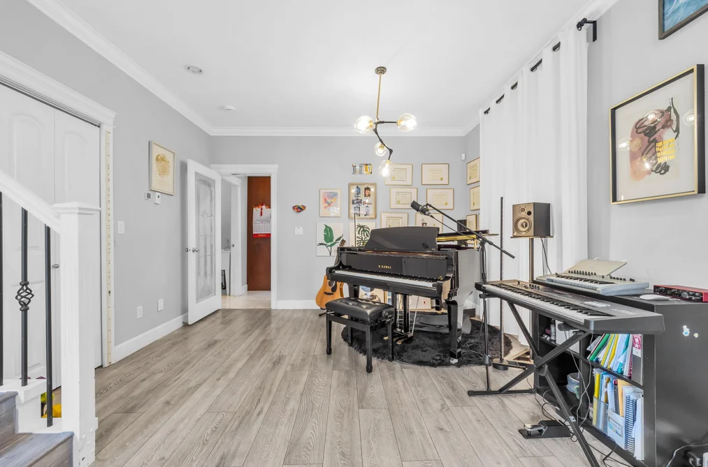 4513 Ellerton Court, Burnaby, BC - Half Duplex for Sale - Photo 6 of 40 4513 Ellerton Court, Burnaby, BC - Half Duplex for Sale - Photo 6 of 40
