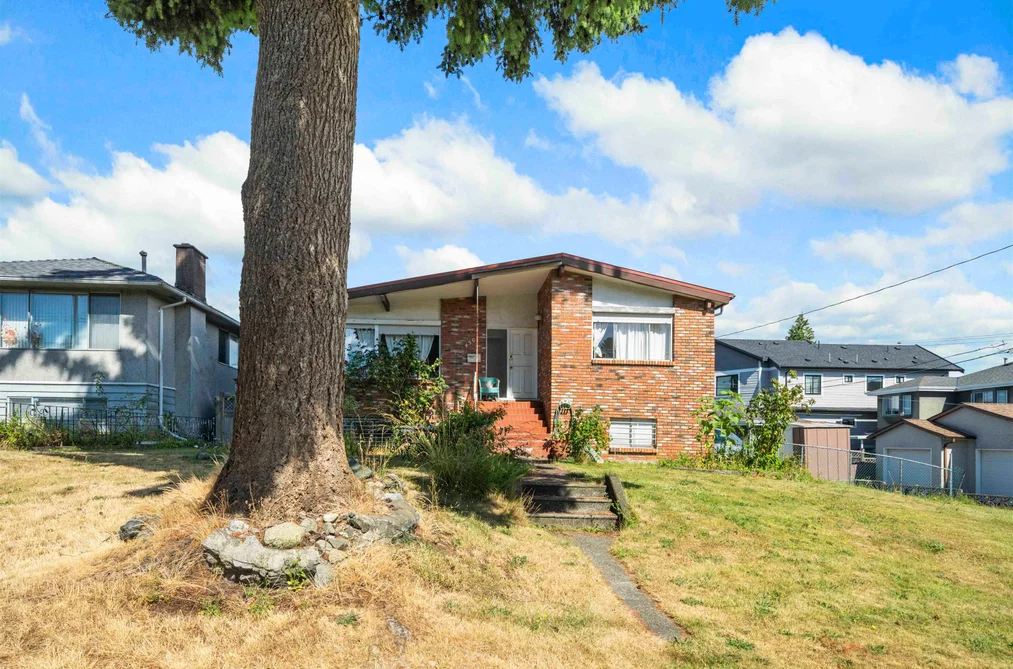 House for sale at 4561 Manor Street Vancouver British Columbia - MLS: R3076016