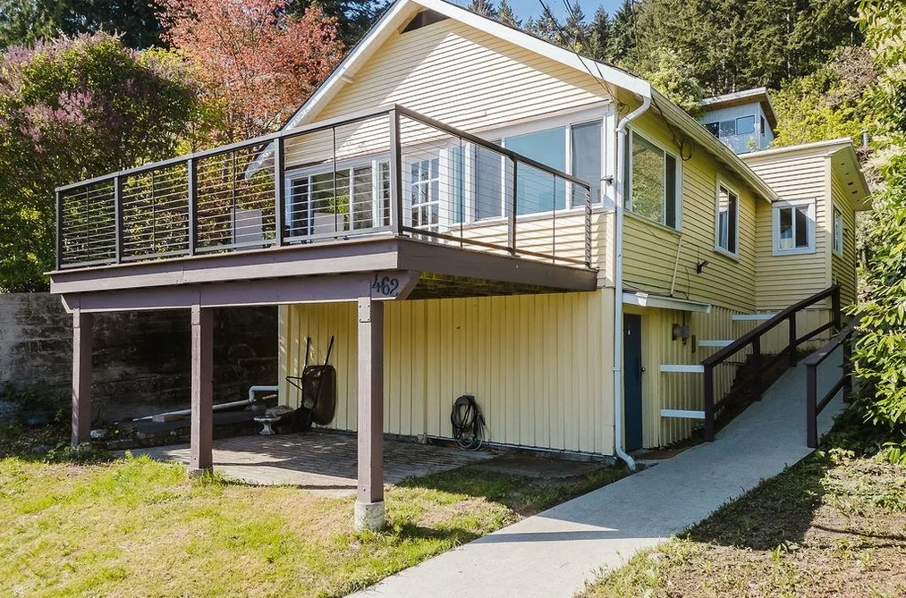 House for sale at 462 Central Avenue Gibsons British Columbia - MLS: R3115794