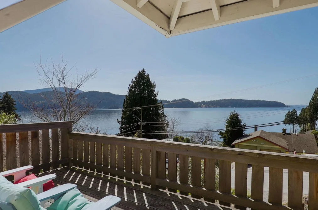 House for sale at 466 Central Avenue Gibsons British Columbia - MLS: R3110456