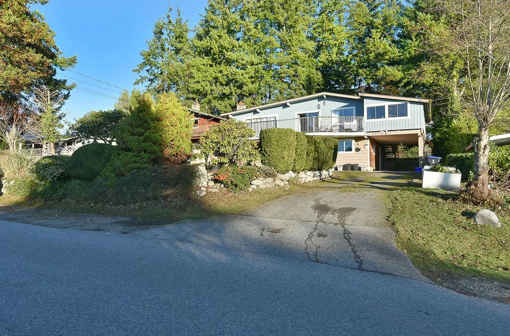 4726 LAUREL AVENUE, Sechelt BC V7Z 0E7, Sechelt BC — Residential for Sale - Photo 2