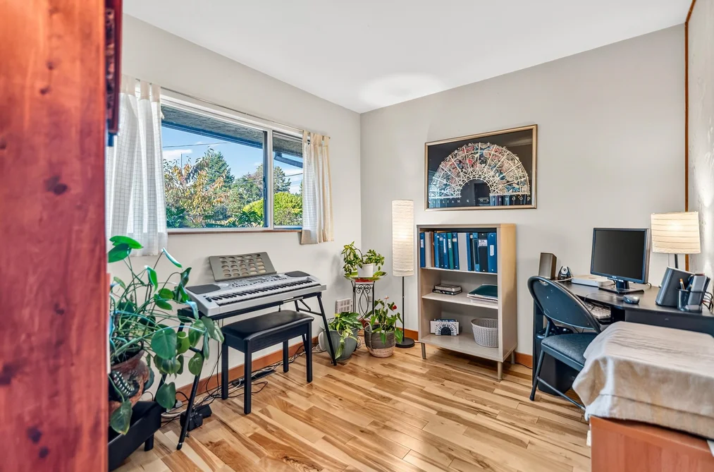 4735 Laurel Avenue, Sechelt, BC - House for Sale - Photo 10 of 36 4735 Laurel Avenue, Sechelt, BC - House for Sale - Photo 10 of 36