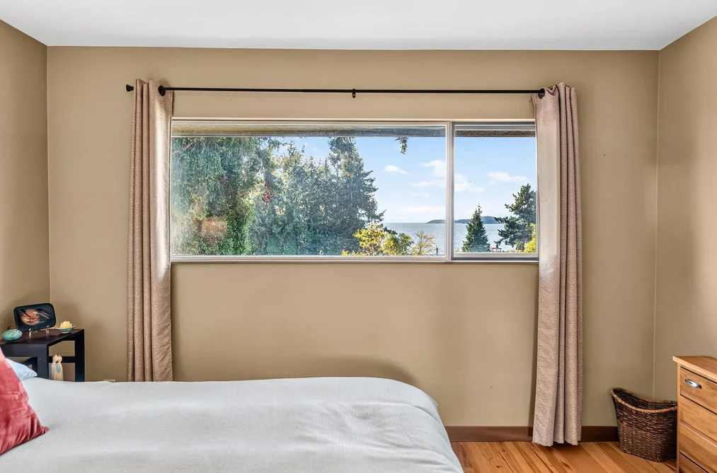 4735 Laurel Avenue, Sechelt, BC - House for Sale - Photo 11 of 36 4735 Laurel Avenue, Sechelt, BC - House for Sale - Photo 11 of 36
