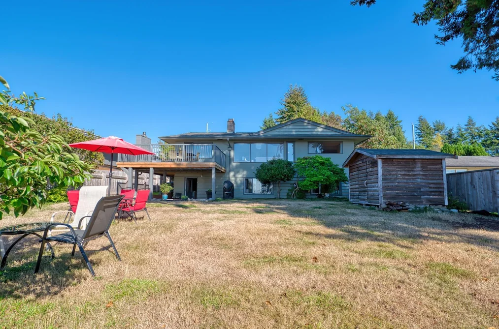 4735 Laurel Avenue, Sechelt, BC - House for Sale - Photo 20 of 36 4735 Laurel Avenue, Sechelt, BC - House for Sale - Photo 20 of 36