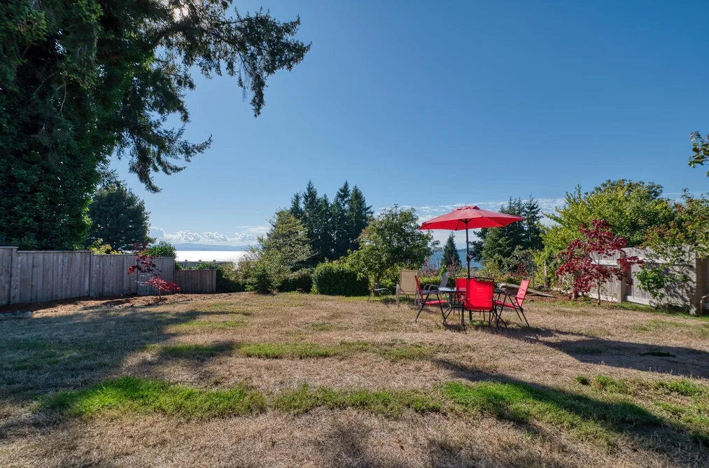 4735 Laurel Avenue, Sechelt, BC - House for Sale - Photo 21 of 36 4735 Laurel Avenue, Sechelt, BC - House for Sale - Photo 21 of 36