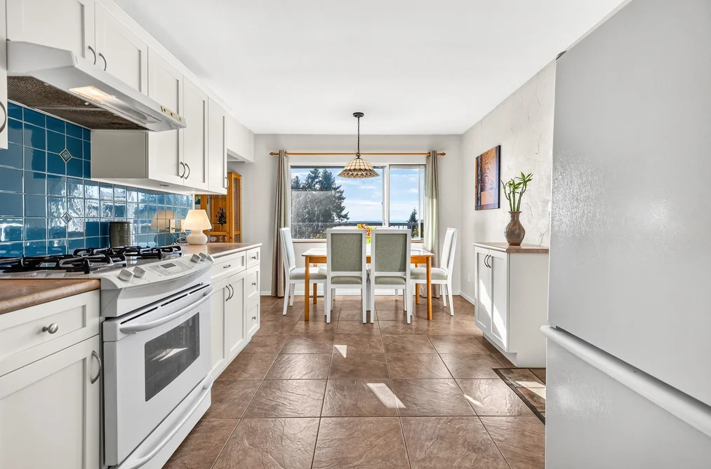 4735 Laurel Avenue, Sechelt, BC - House for Sale - Photo 7 of 36 4735 Laurel Avenue, Sechelt, BC - House for Sale - Photo 7 of 36