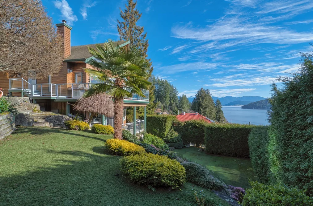 House for sale at 481 Central Avenue Gibsons British Columbia - MLS: R3089302