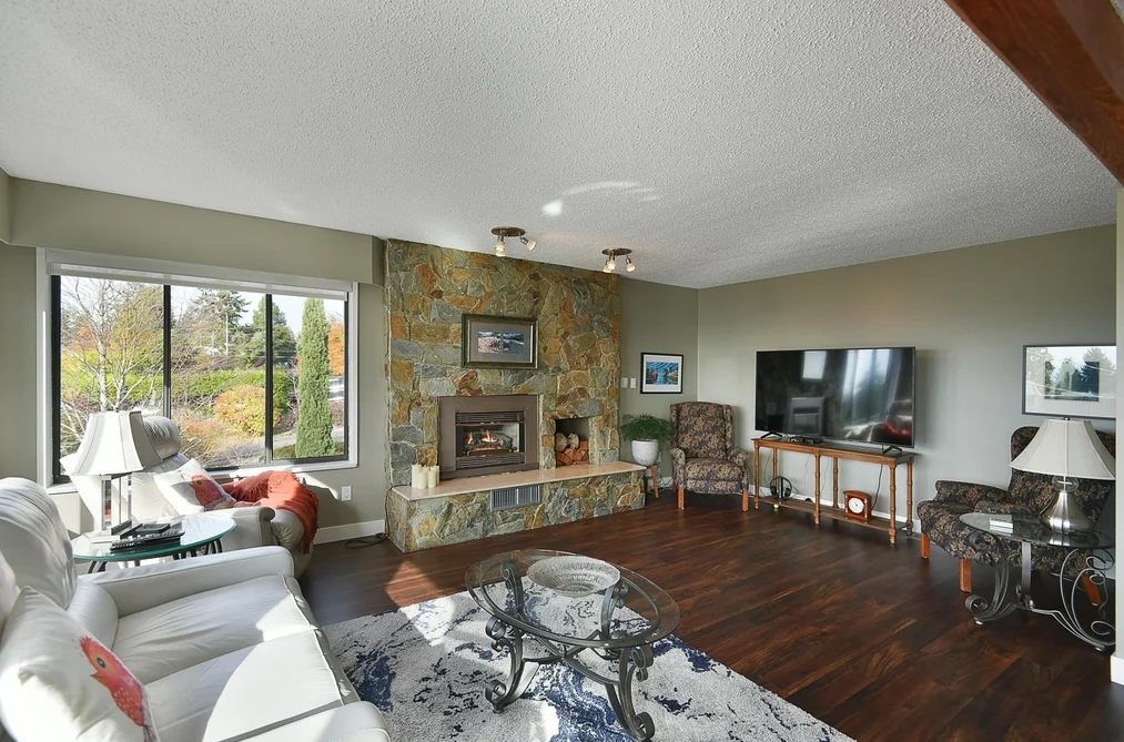 4926 LAUREL AVENUE, Sechelt BC V7Z 0B7, Sechelt BC — Residential for Sale - Photo 2