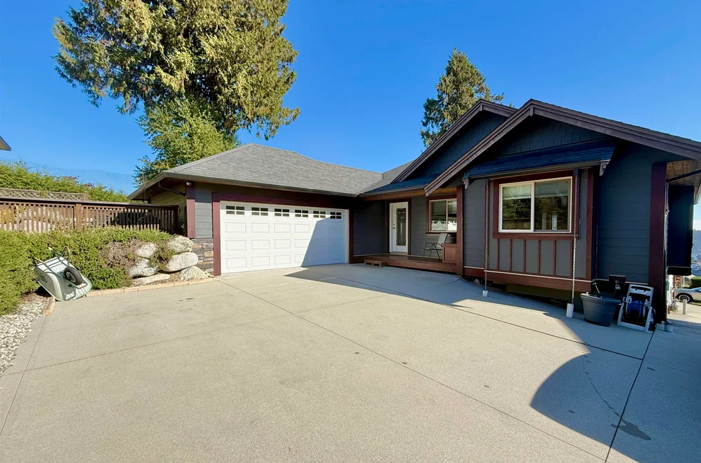 496 Spyglass Pl, Gibsons, BC - MLS: R3173265