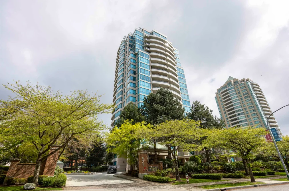 Condo for sale at 501 6611 Southoaks Crescent Burnaby British Columbia - MLS: R3116437