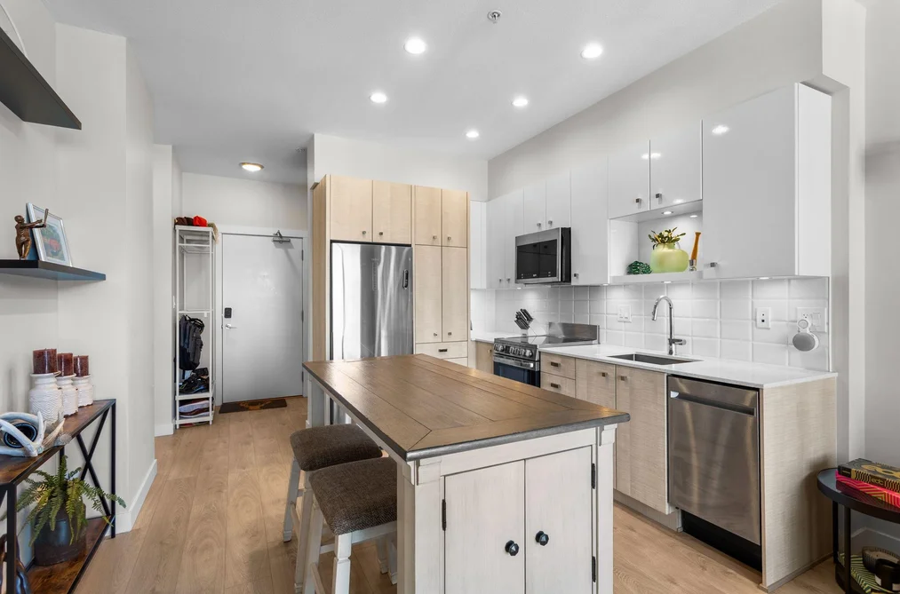 Condo for sale at 518 10838 Whalley Boulevard Surrey British Columbia - MLS: R3168624