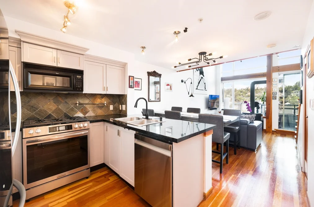 519 10 RENAISSANCE SQUARE, New Westminster BC V3M 7B1, New Westminster BC — Residential for Sale — Photo 6 of 24