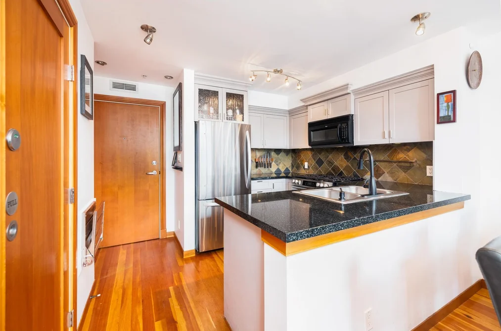 519 10 RENAISSANCE SQUARE, New Westminster BC V3M 7B1, New Westminster BC — Residential for Sale — Photo 7 of 24