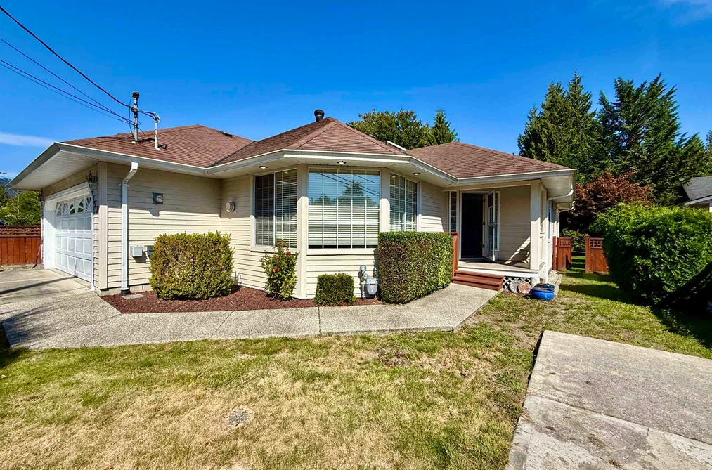 House for sale at 530 Shaw Road Gibsons British Columbia - MLS: R3159829