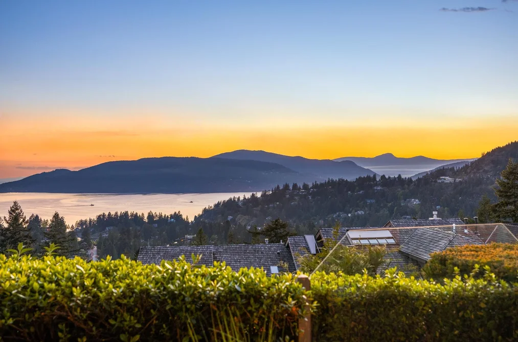 Row House (Non-Strata) for sale at 5360 Meadfeild Road West Vancouver British Columbia - MLS: R3118935