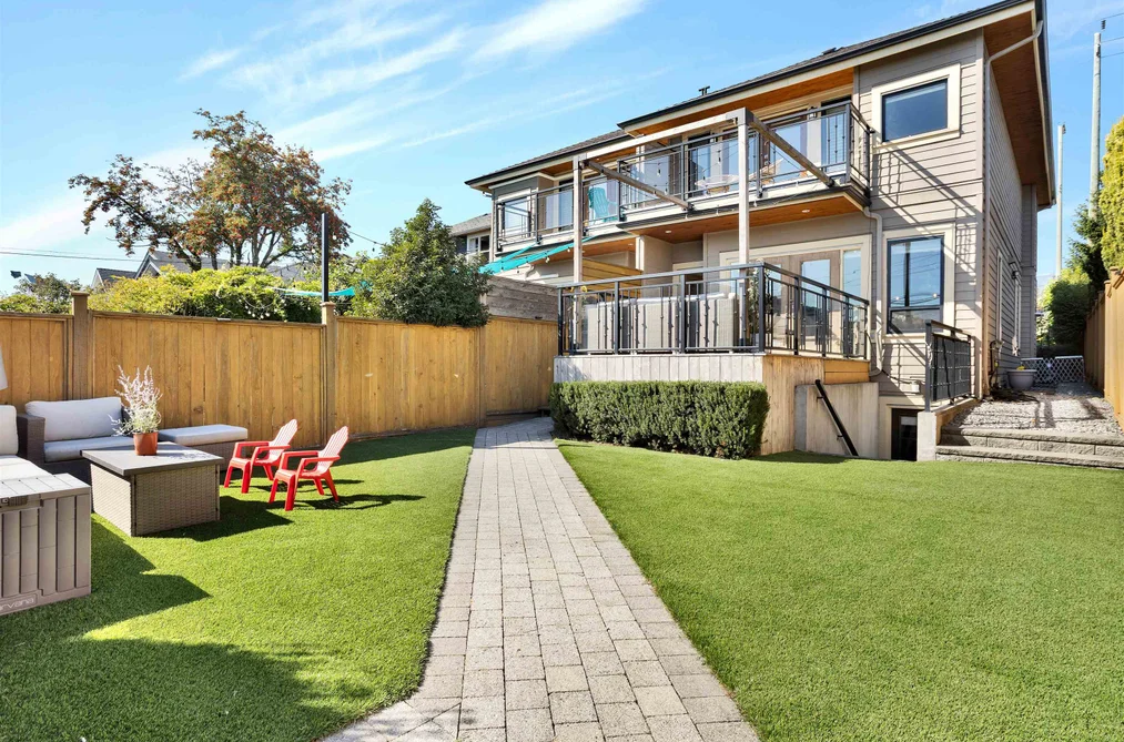 Half Duplex for sale at 545 E 4th Street North Vancouver British Columbia - MLS: R3159289