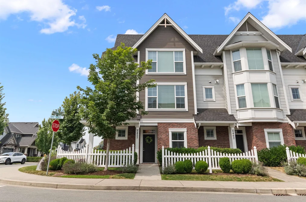 Row House (Non-Strata) for sale at 5457 Driftwood Street Chilliwack British Columbia - MLS: R3148483