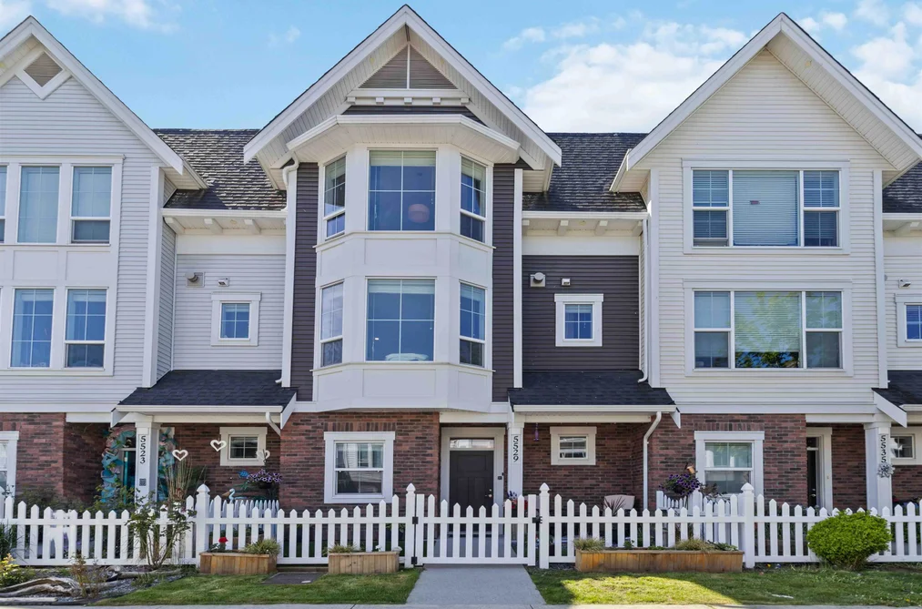 Row House (Non-Strata) for sale at 5529 Driftwood Street Chilliwack British Columbia - MLS: R3115849