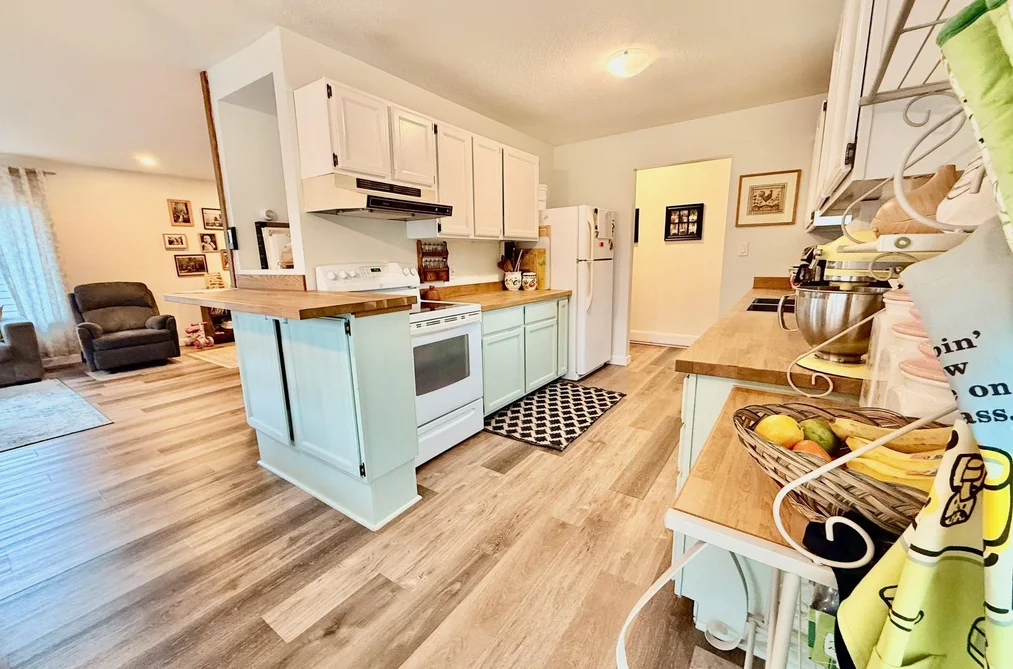 5607 WAKEFIELD ROAD, Sechelt, BC — Residential for Sale - Photo 2