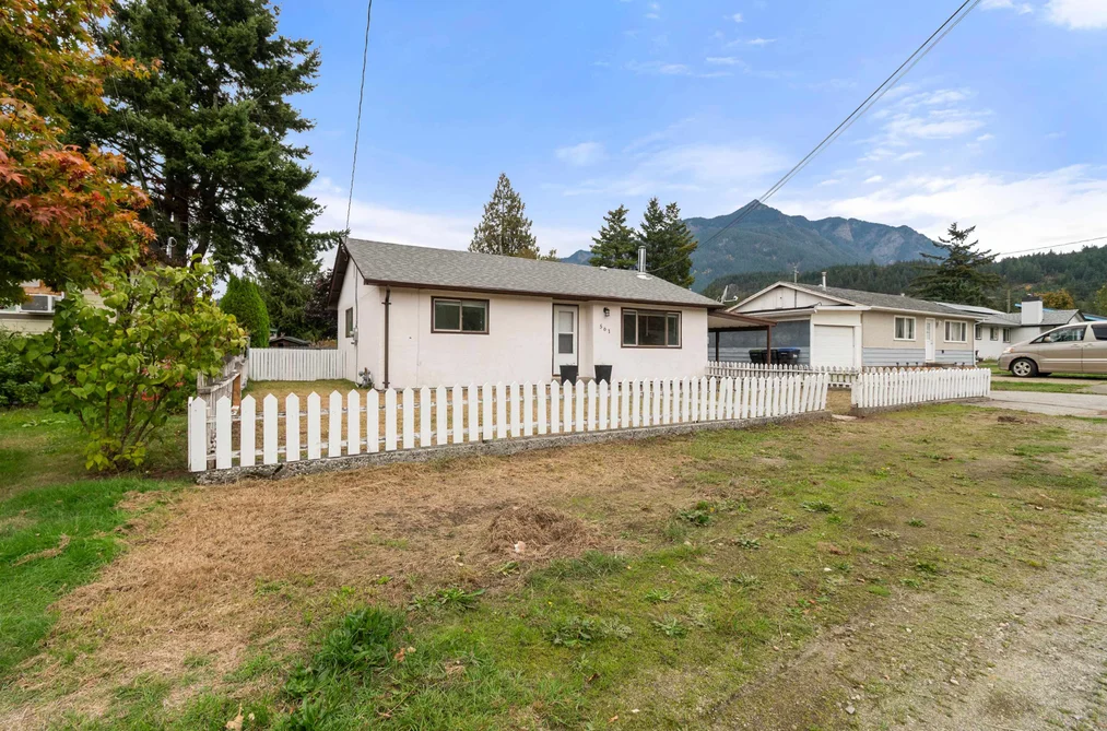 561 Thacker Ave, Hope, BC - MLS: R3173411