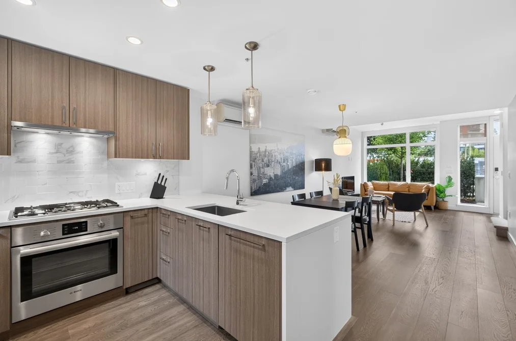 561 W 29th Avenue, Vancouver, BC - Townhouse for Sale - Photo 11 of 40 561 W 29th Avenue, Vancouver, BC - Townhouse for Sale - Photo 11 of 40