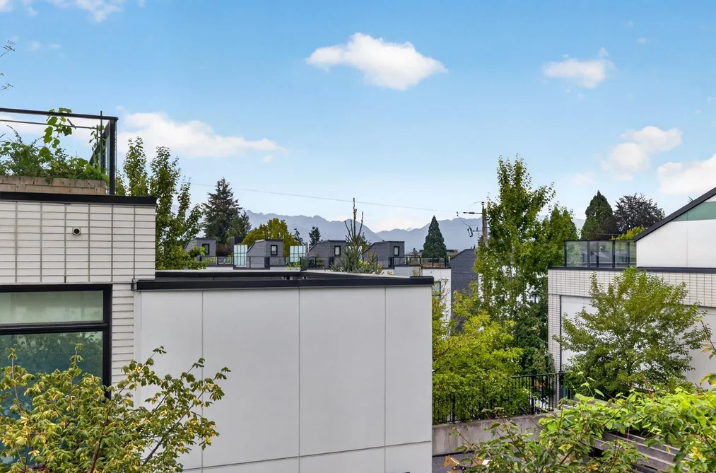 561 W 29th Avenue, Vancouver, BC - Townhouse for Sale - Photo 17 of 40 561 W 29th Avenue, Vancouver, BC - Townhouse for Sale - Photo 17 of 40