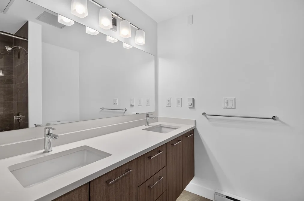 561 W 29th Avenue, Vancouver, BC - Townhouse for Sale - Photo 18 of 40 561 W 29th Avenue, Vancouver, BC - Townhouse for Sale - Photo 18 of 40