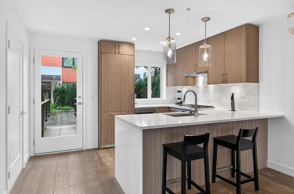 561 W 29th Avenue, Vancouver, BC - Townhouse for Sale - Photo 8 of 40 561 W 29th Avenue, Vancouver, BC - Townhouse for Sale - Photo 8 of 40