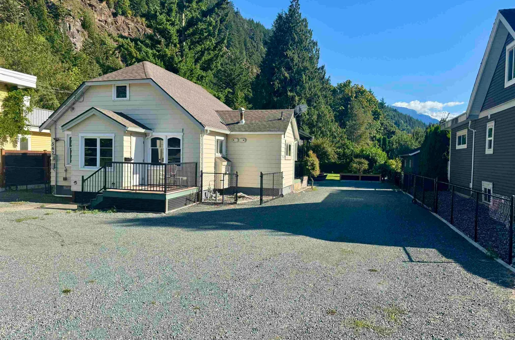 House for sale at 562 Lillooet Avenue Harrison Hot Springs British Columbia - MLS: R3049039