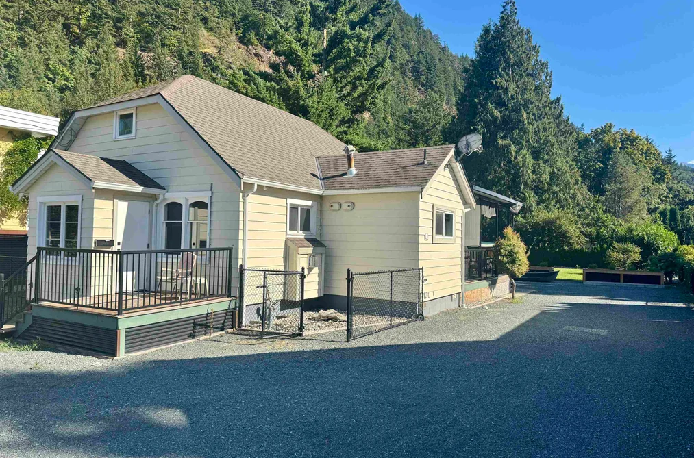 562 LILLOOET AVENUE, Harrison Hot Springs BC V0M 1K0, Harrison Hot Springs BC — Residential for Sale - Photo 2