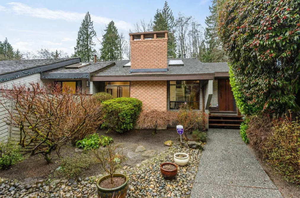 House for sale at 5639 White Pine Lane North Vancouver British Columbia - MLS: R3161599