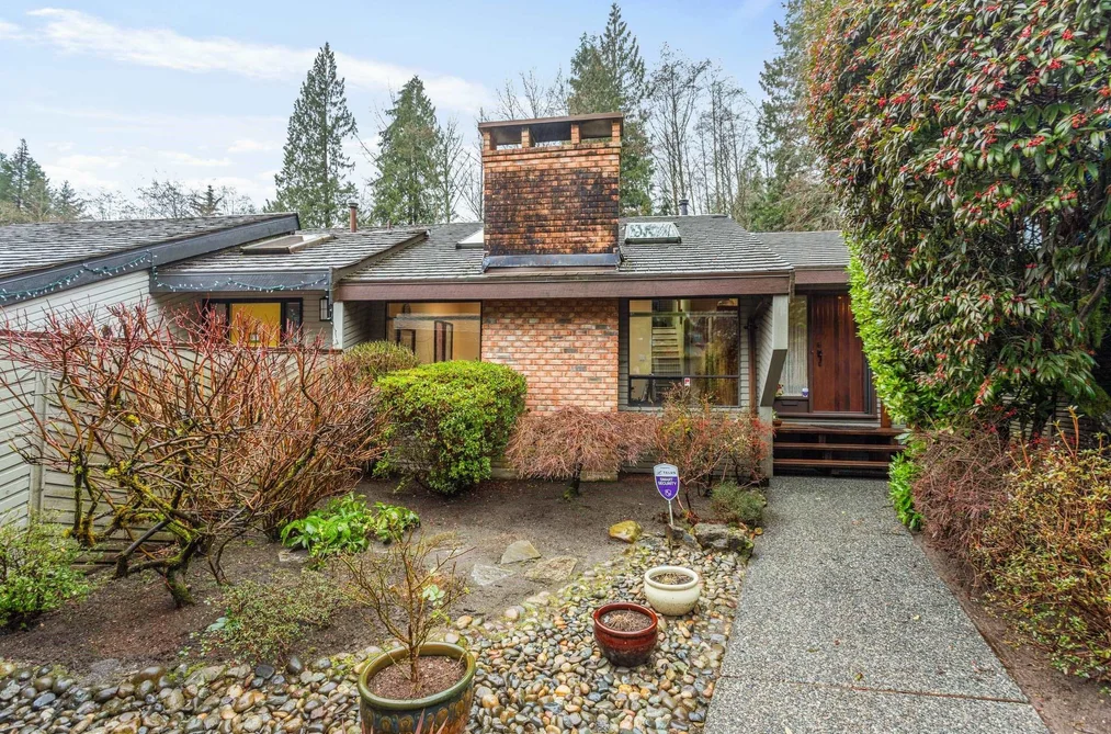 House for sale at 5639 White Pine Lane North Vancouver British Columbia - MLS: R3119776