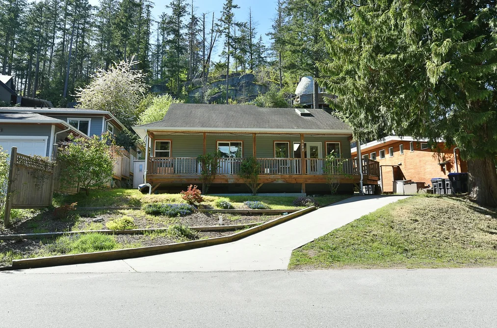 House for sale at 5689 Salmon Drive Sechelt British Columbia - MLS: R3104419