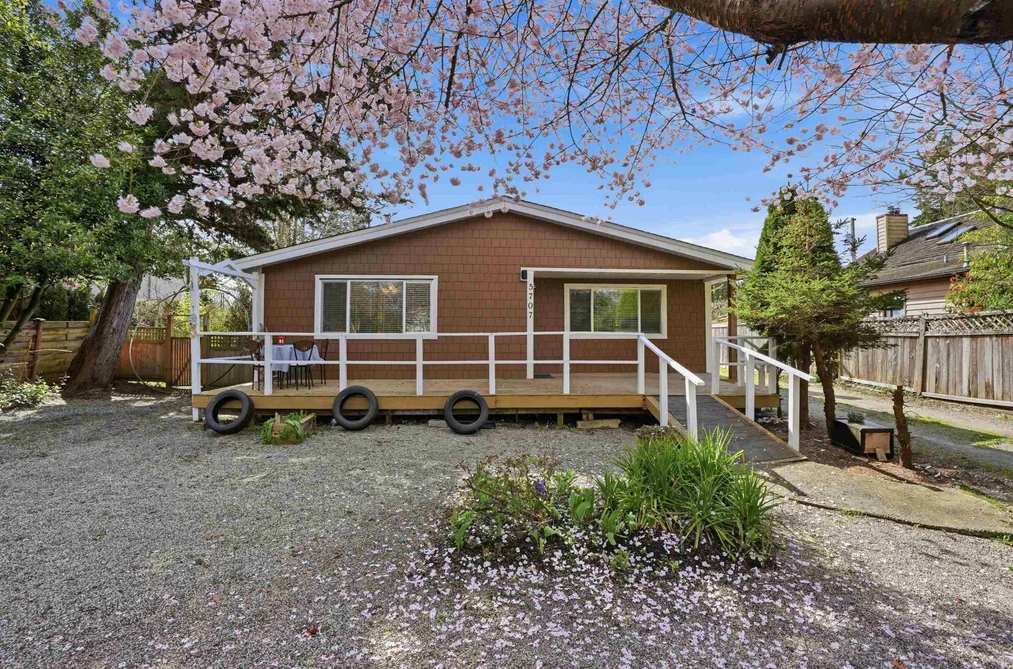 House for sale at 5707 Medusa Street Sechelt British Columbia - MLS: R3106061