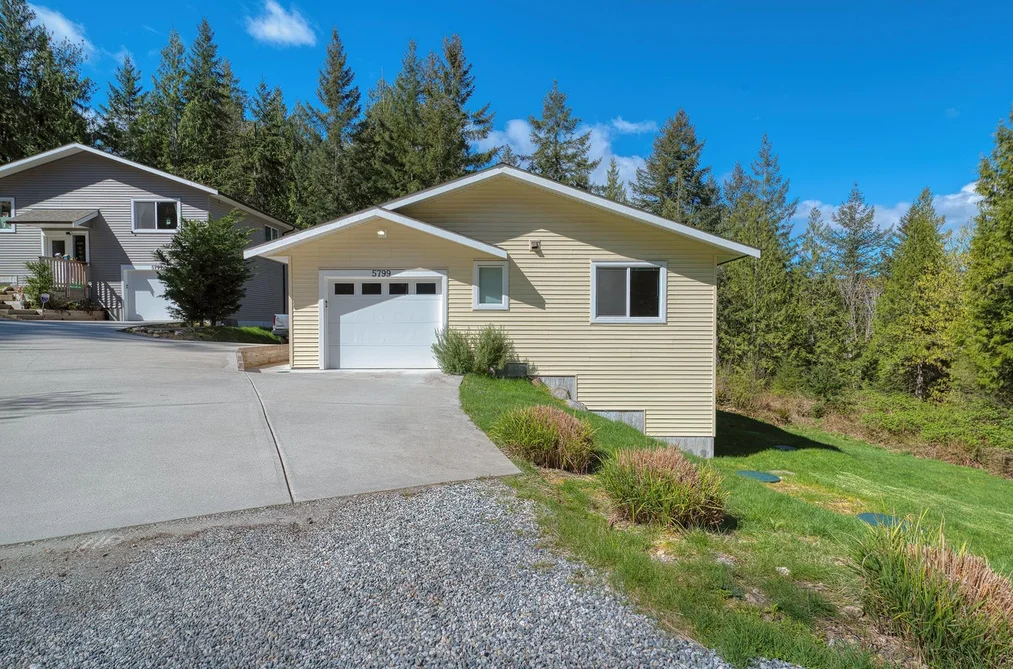 5797-5799 SANDY HOOK ROAD, Sechelt BC V7Z 0P1, Sechelt BC — Residential for Sale - Photo 2