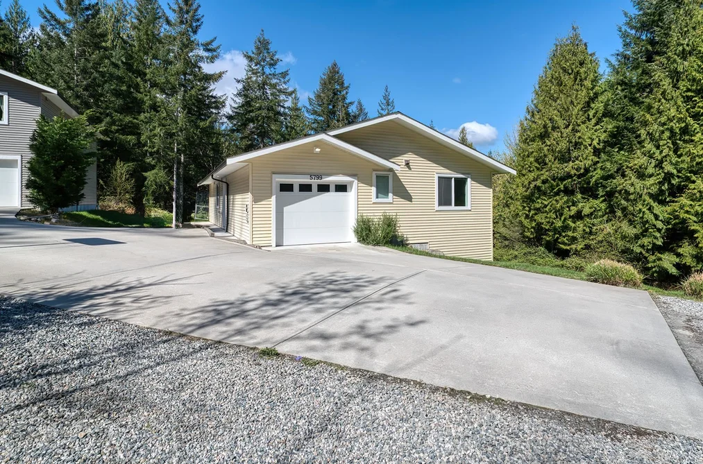 5797-5799 SANDY HOOK ROAD, Sechelt BC V7Z 0P1, Sechelt BC — Residential for Sale - Photo 4