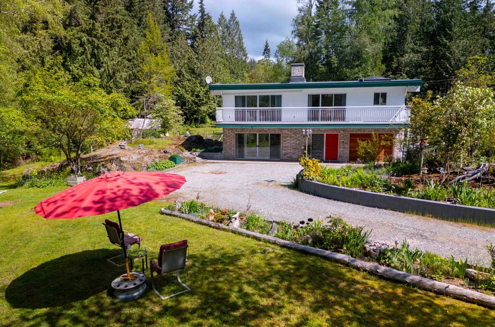 House for sale at 5819 Trout Lake Road Halfmoon Bay British Columbia - MLS: R3121415