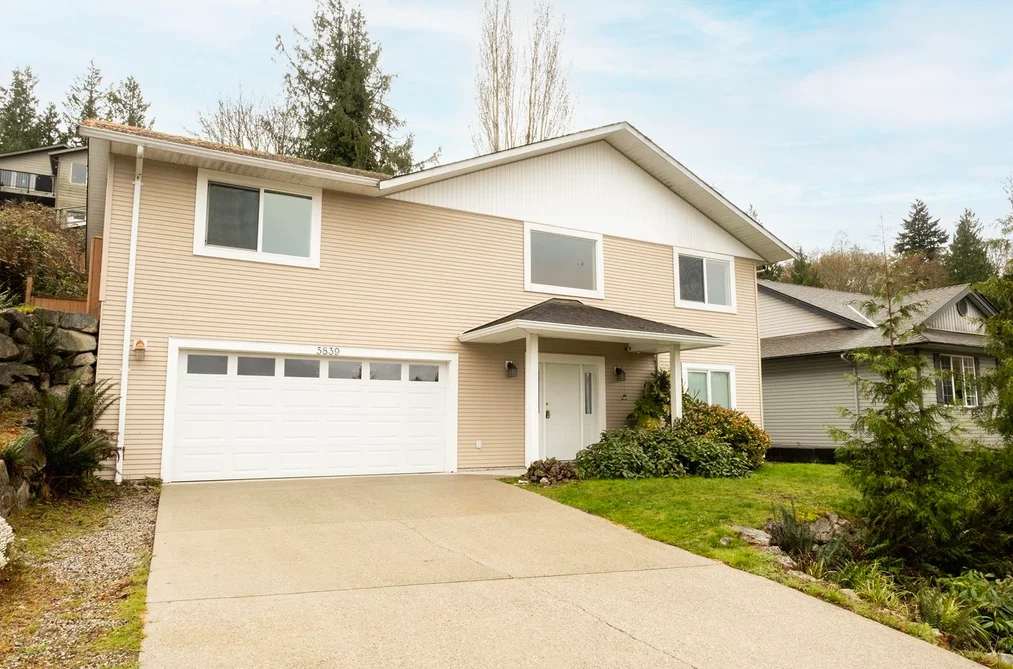 House for sale at 5839 Trail Avenue Sechelt British Columbia - MLS: R3104722