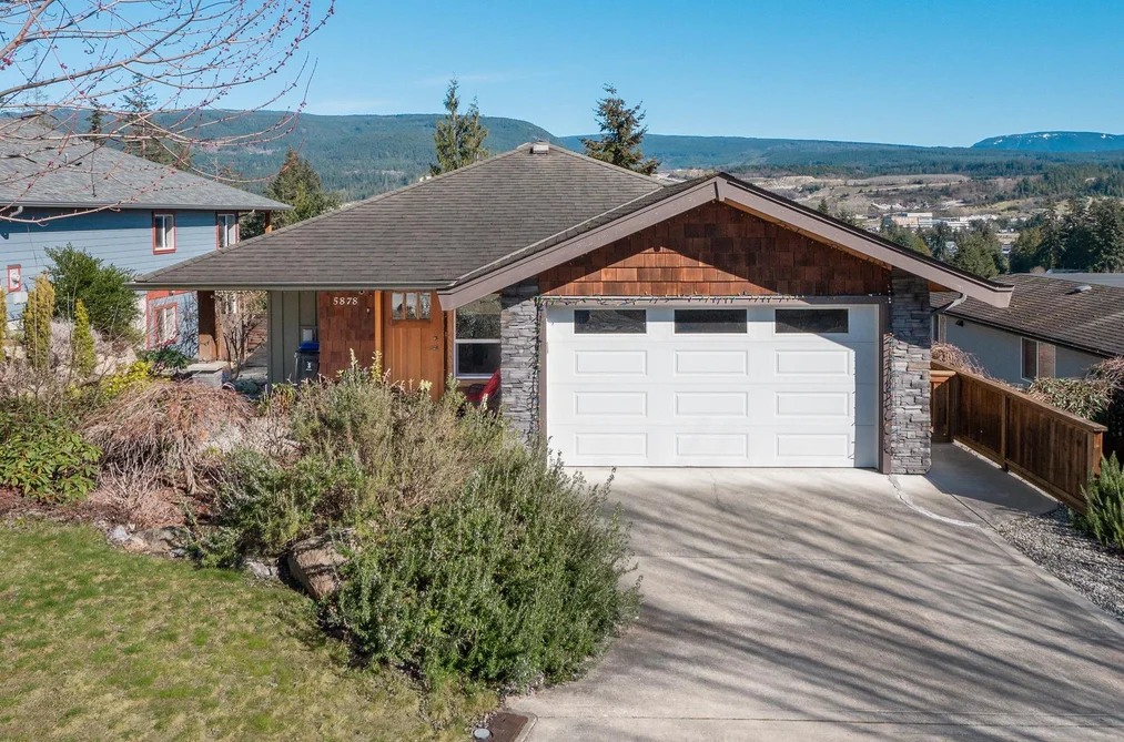 House for sale at 5878 Medusa Street Sechelt British Columbia - MLS: R3076462