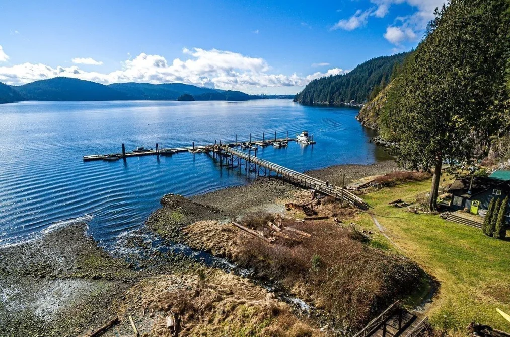 House for sale at 6 Brighton Beach North Vancouver British Columbia - MLS: R3093418