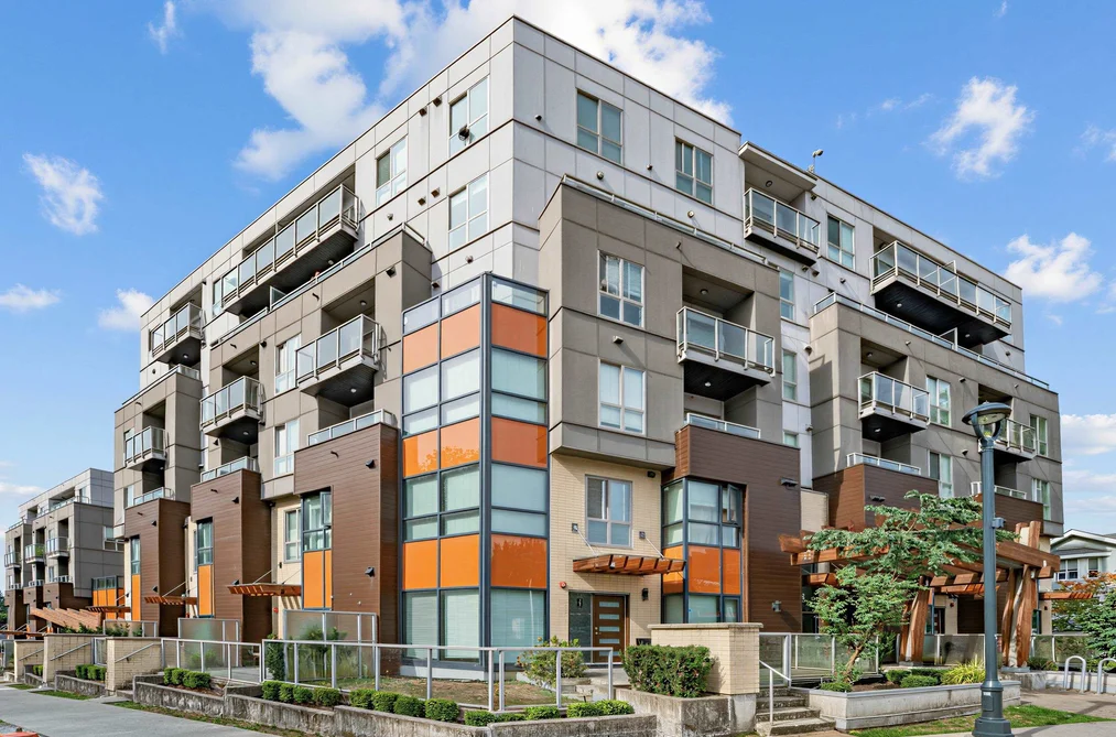 Condo for sale at 601 13978 Fraser Highway Surrey British Columbia - MLS: R3155477
