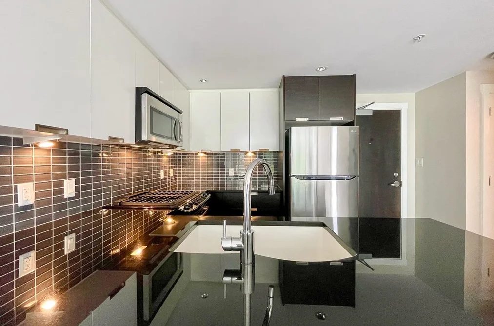 Condo for sale at 602 2968 Glen Drive Coquitlam British Columbia - MLS: R3160229