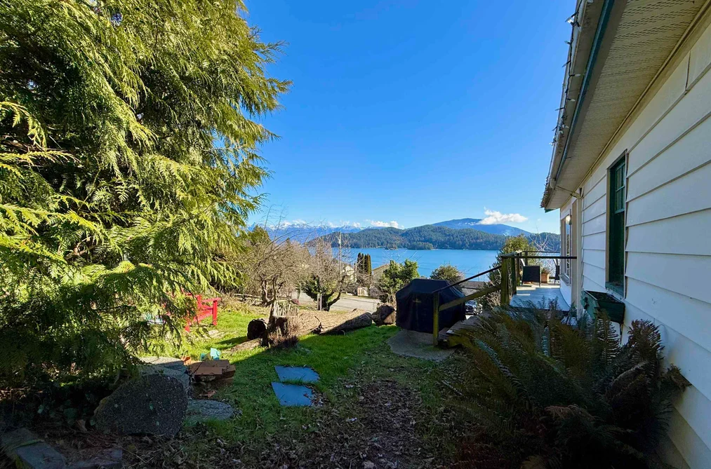 609 GLEN ROAD, Gibsons BC V0N 1V9, Gibsons BC — Residential for Sale - Photo 2