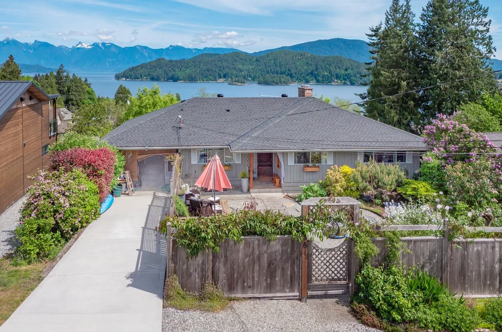 House for sale at 616 N Fletcher Road Gibsons British Columbia - MLS: R3123041