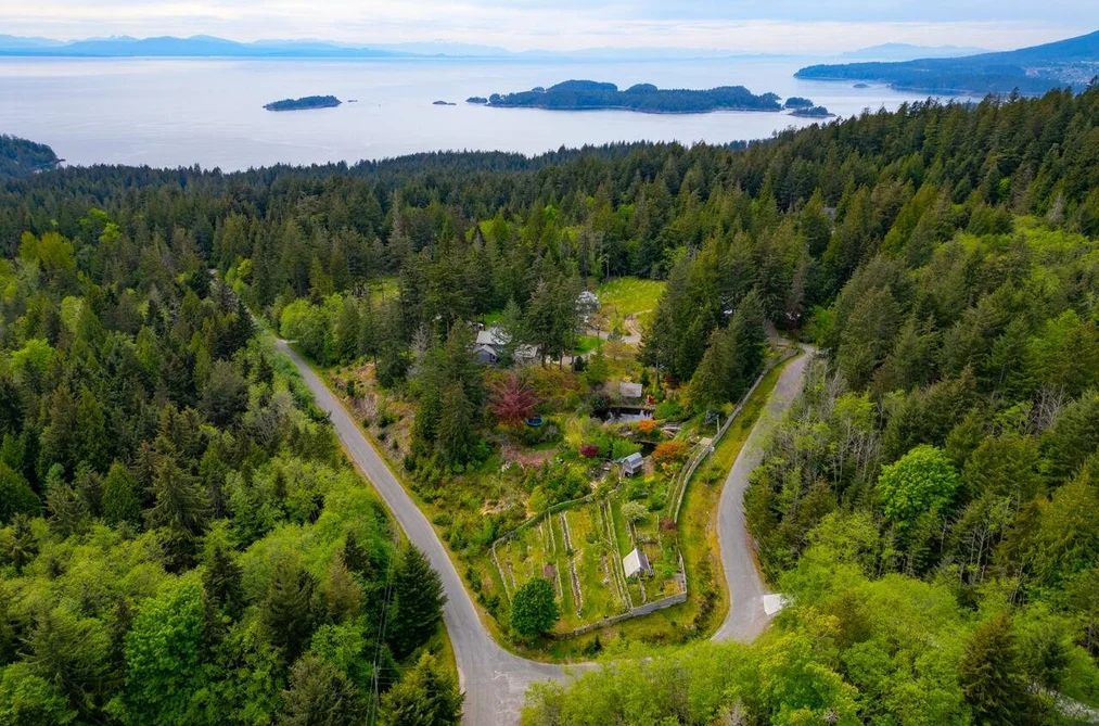 House for sale at 620 Laura Road Bowen Island British Columbia - MLS: R2983894
