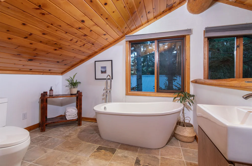 6252 Bishop Way, Whistler, BC - House for Sale - Photo 14 of 16 6252 Bishop Way, Whistler, BC - House for Sale - Photo 14 of 16