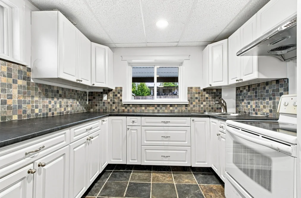 6285 173A Street, Surrey, BC - House for Sale - Photo 4 of 37 6285 173A Street, Surrey, BC - House for Sale - Photo 4 of 37