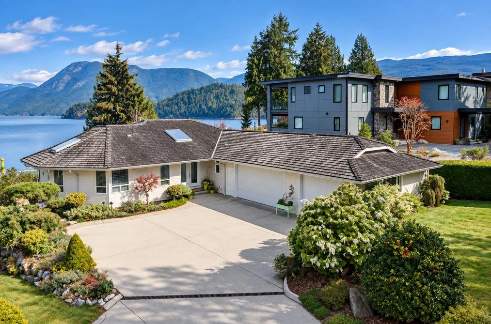 House for sale at 6484 N Gale Avenue Sechelt British Columbia - MLS: R3097899