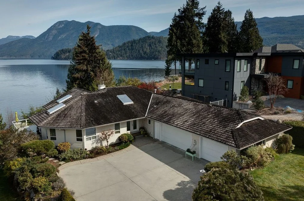 House for sale at 6484 N Gale Avenue Sechelt British Columbia - MLS: R3097899